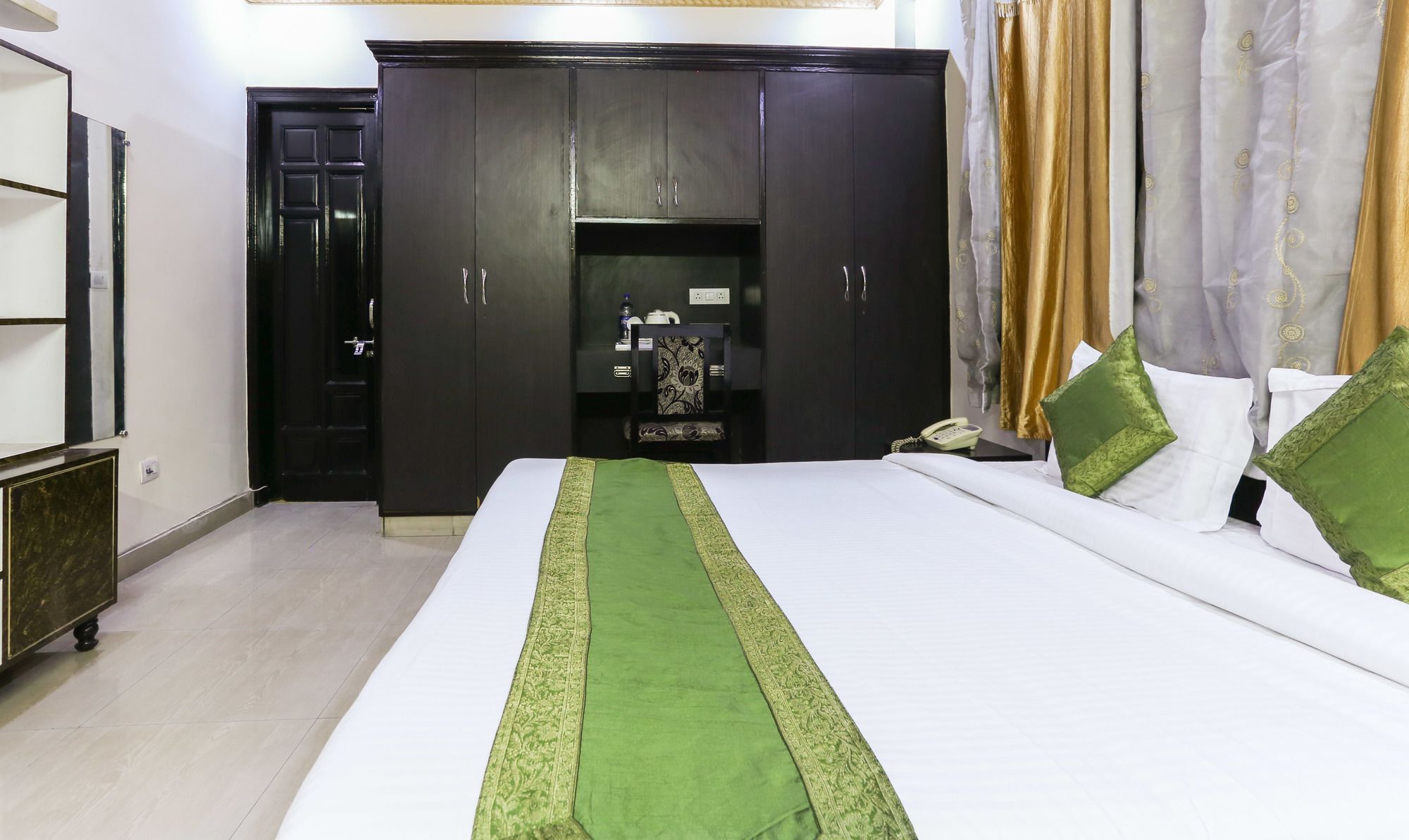 Treebo Trip Sswag 18 Expressway Hotel Noida Exterior foto