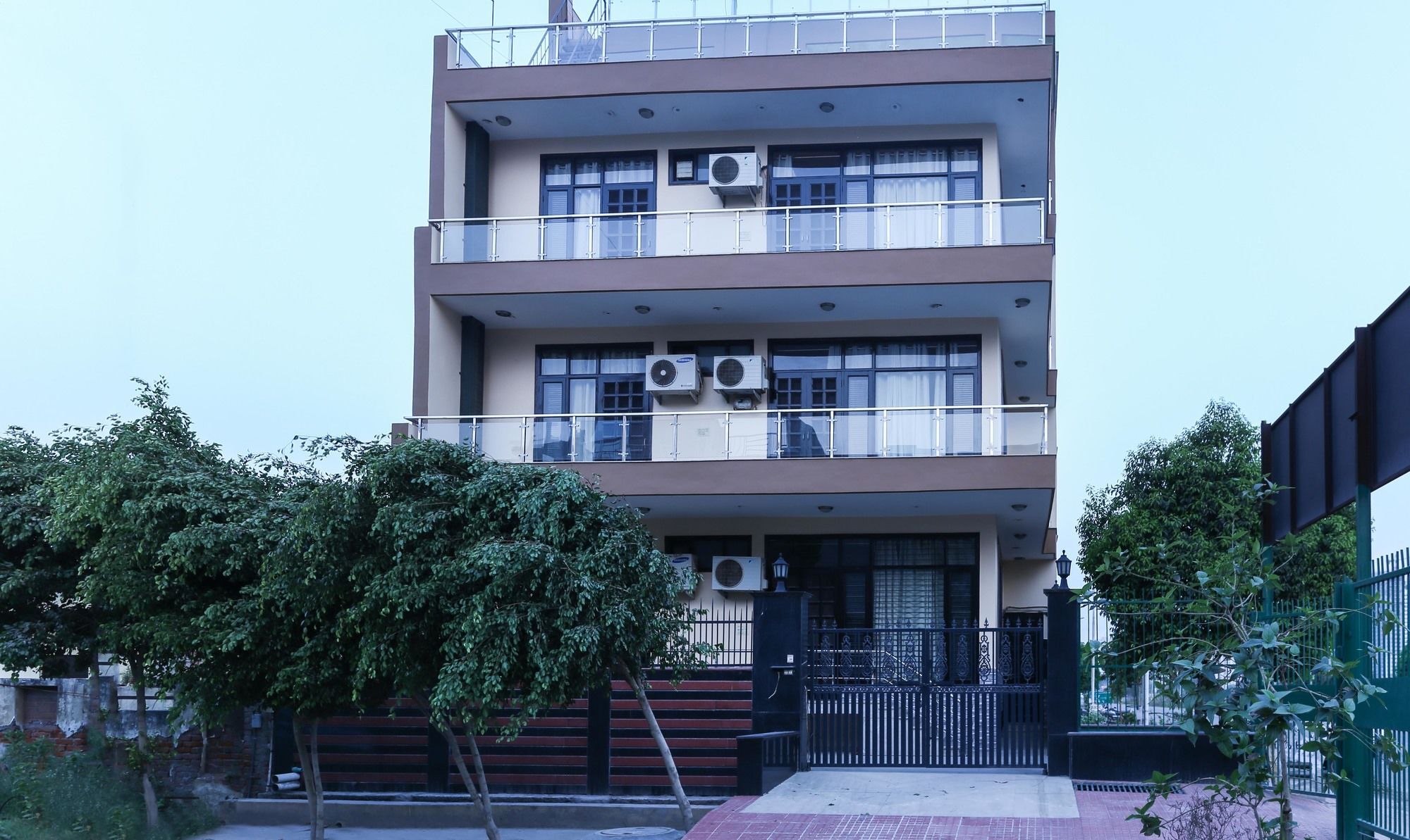 Treebo Trip Sswag 18 Expressway Hotel Noida Exterior foto