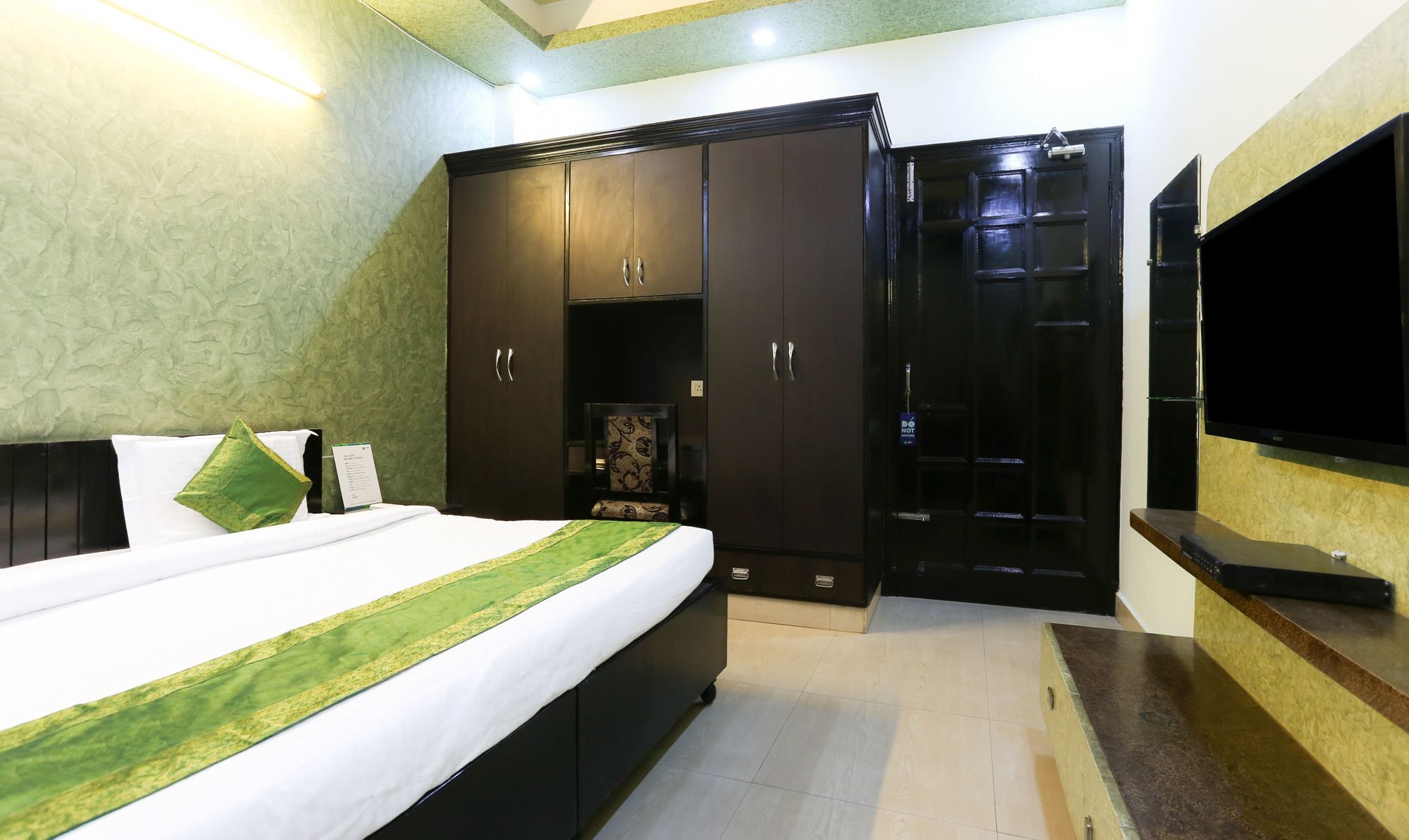 Treebo Trip Sswag 18 Expressway Hotel Noida Exterior foto